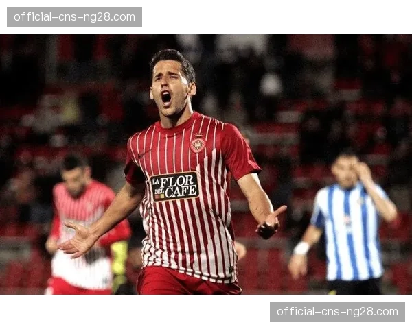 赫罗纳教练席庆祝保级关键胜利，球员相拥落泪